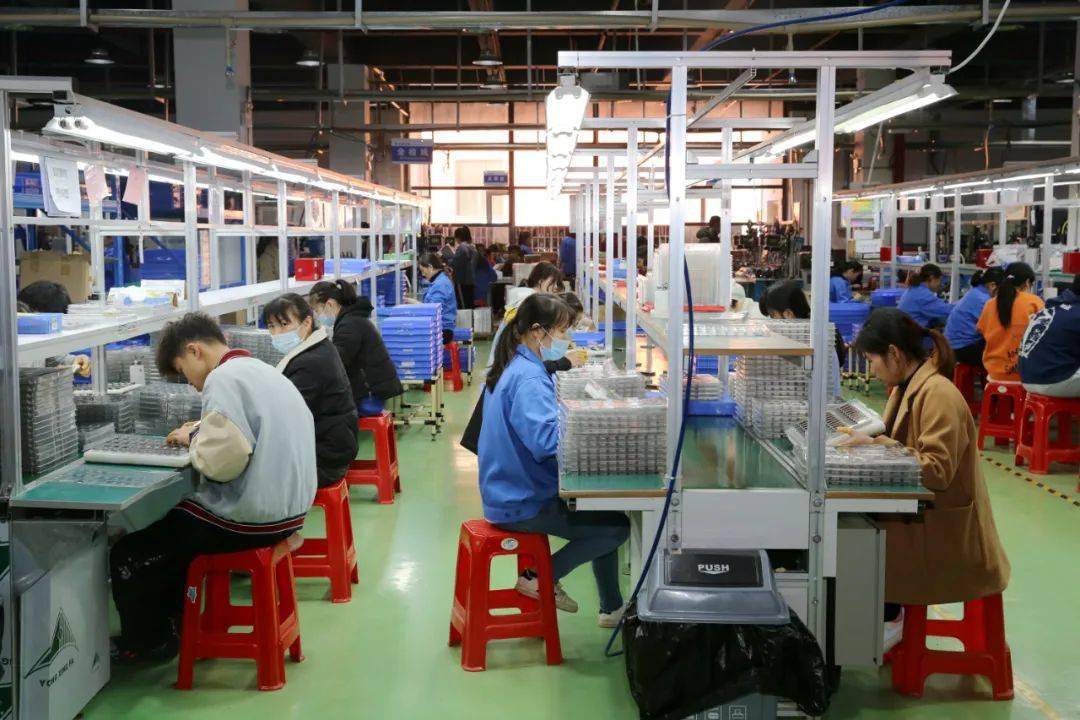 在韶关连捷电子科技车间内一个个成品陆续呈现出来